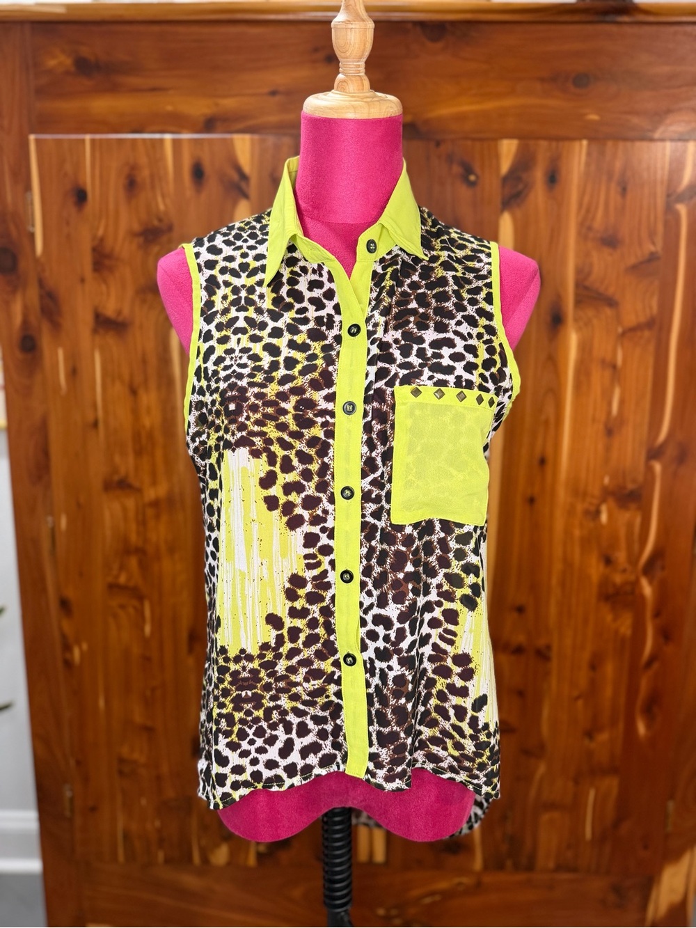 BONGO Neon Yellow Trim Leopard Print Sleeveless Button-Down Top in Size Small